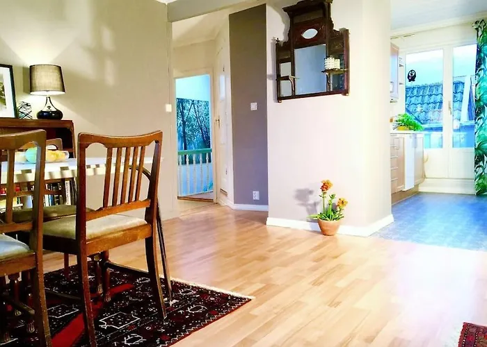 2br With Balconies And Art In Historical Area