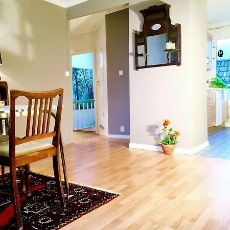 2br With Balconies And Art In Historical Area