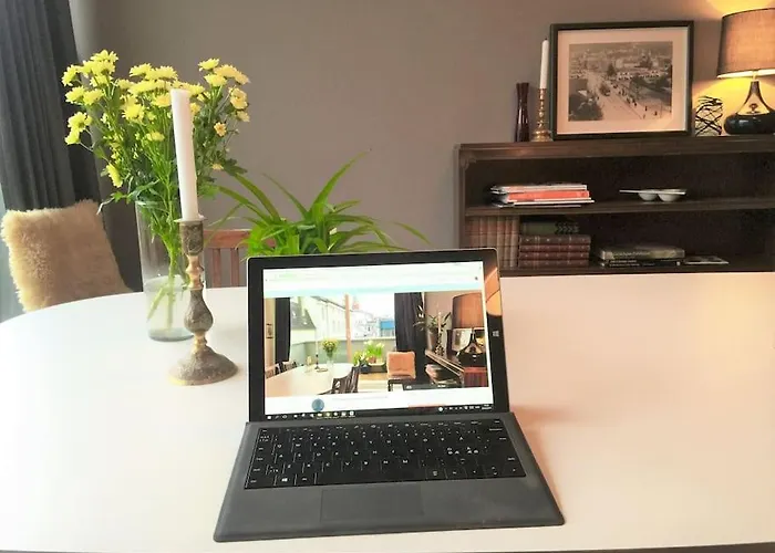 2br With Balconies And Art In Historical Area